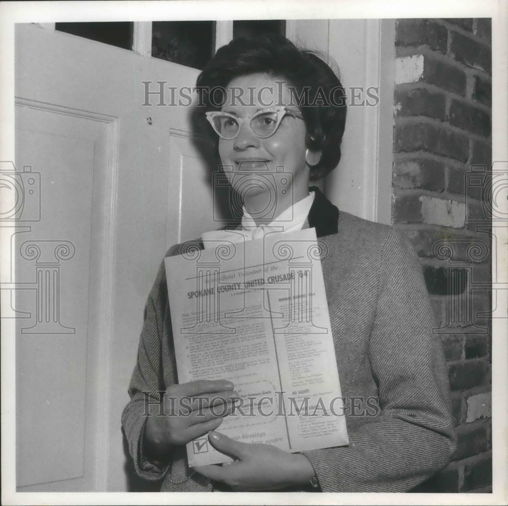 1964 Press Photo Mrs. Howard C. Allen holds paper for United Crusade - Historic Images