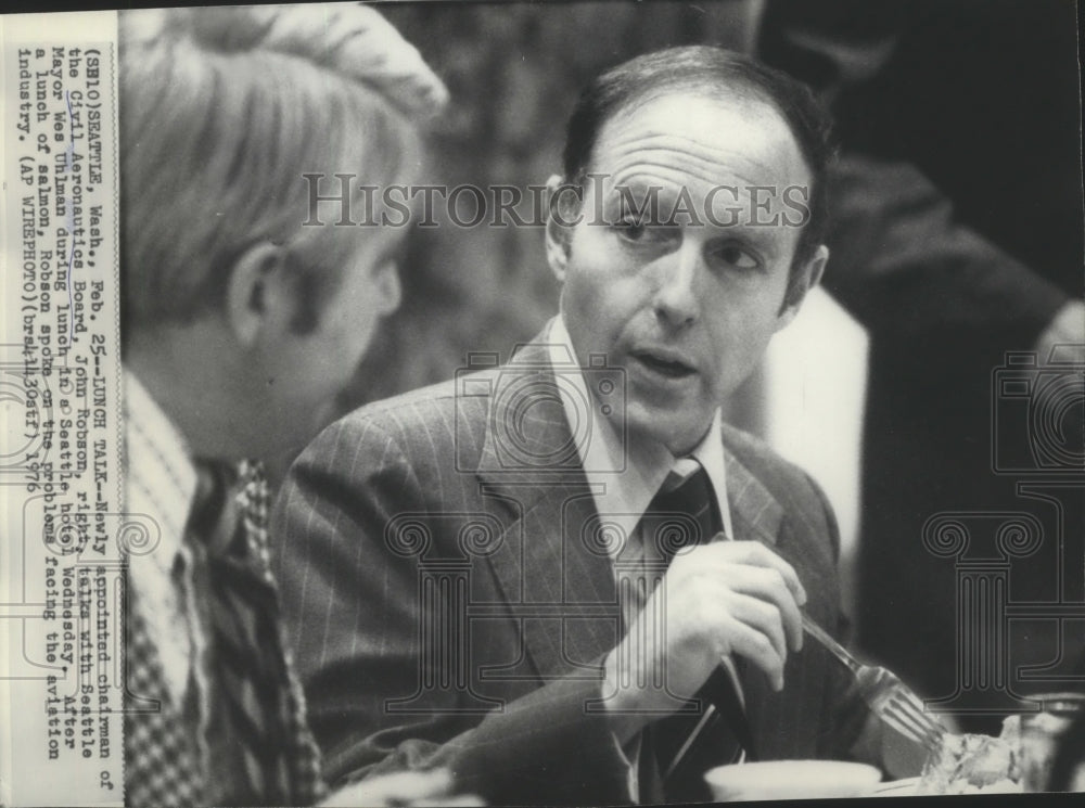 1976 Press Photo Chairman of Civil Aeronautics Board, John Robson, with Mayor - Historic Images