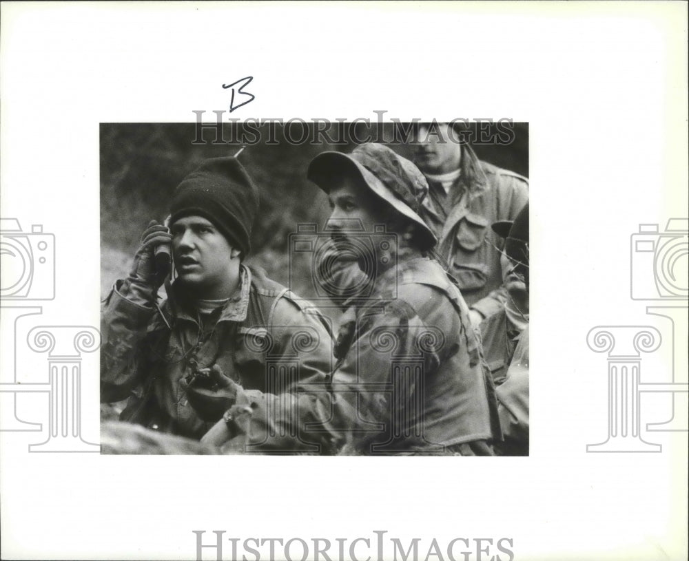 1987 Press Photo US Air Force-Survival School students learn to call positions - Historic Images