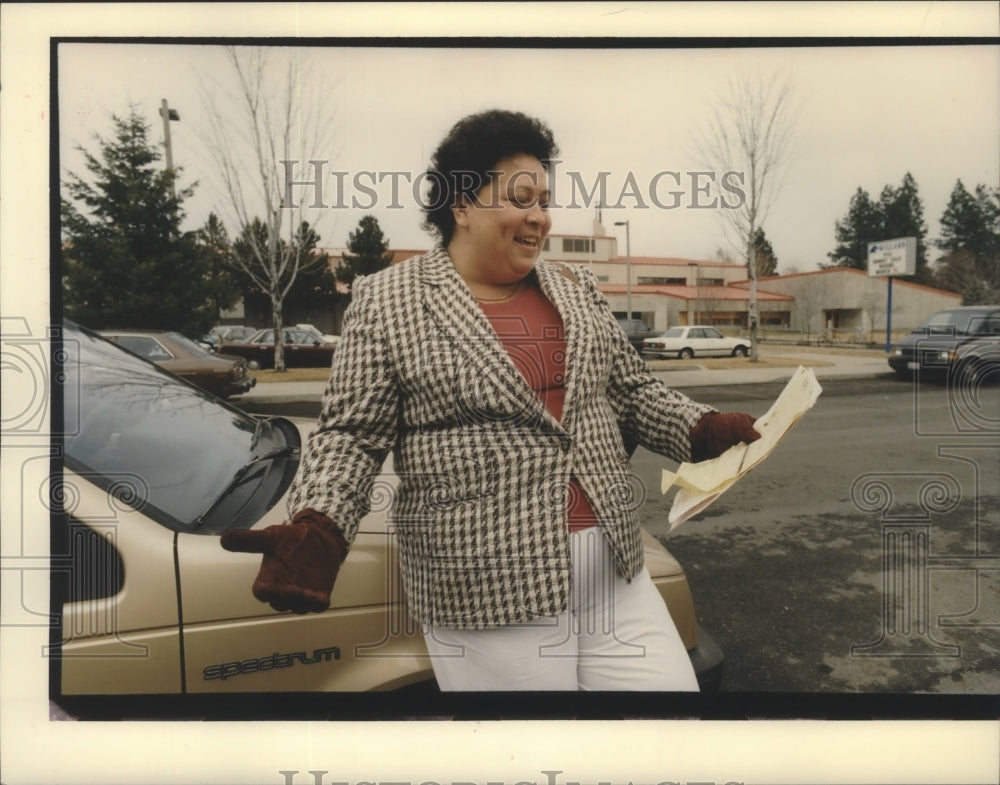 1994 Press Photo Sunday Siira reacts to trespassing notice - Historic Images