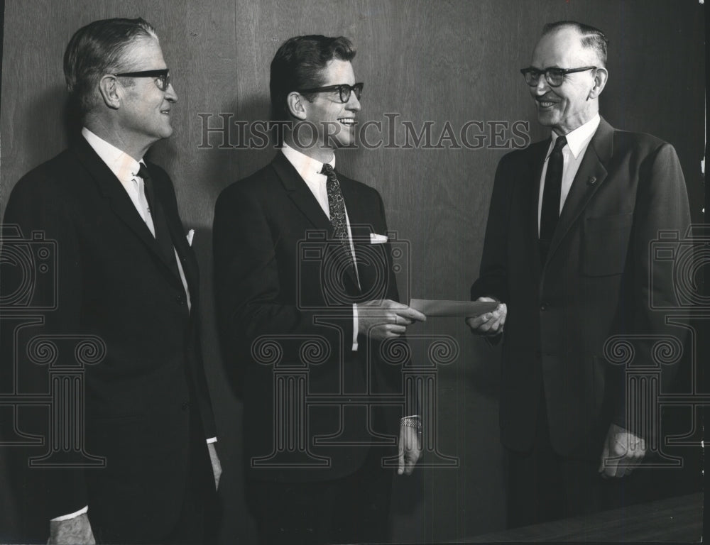 1968 Press Photo Henry F. Liere presented with check from Fred B. Utter, Junior - Historic Images