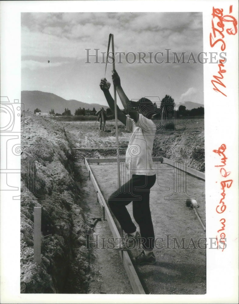 1991 Press Photo Andy Kristianson excavates for dugouts in Chewelah, W