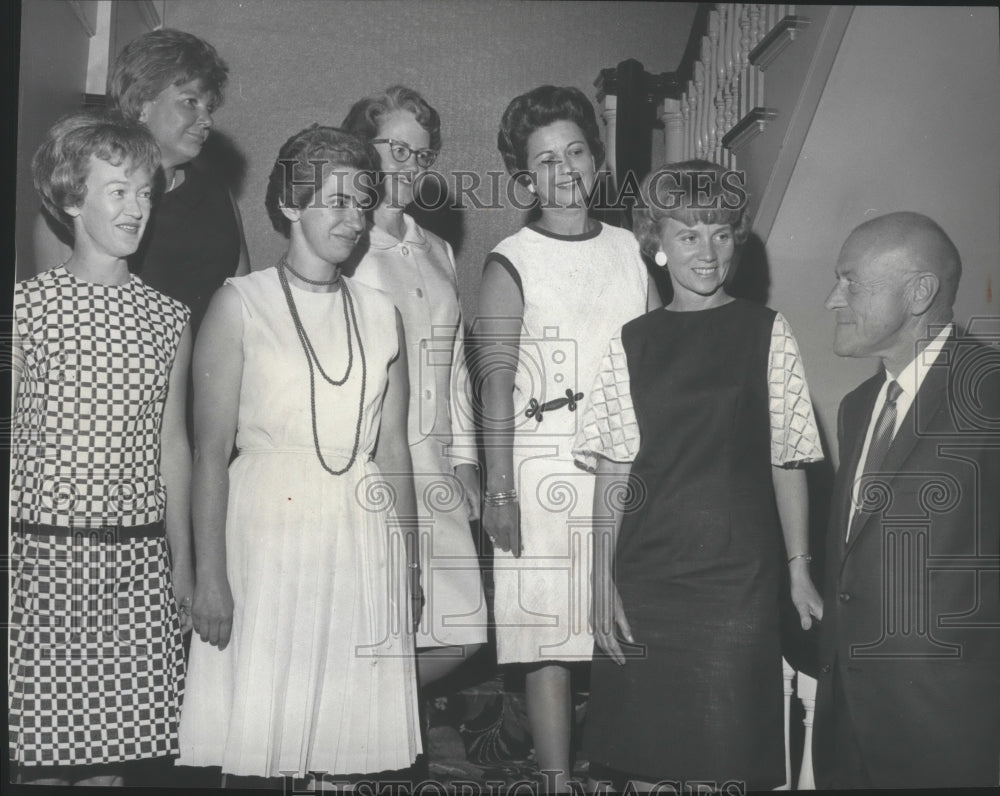 1967 Press Photo Mrs. Dan C. Rumpelts and United Crusade officials at meeting-Historic Images
