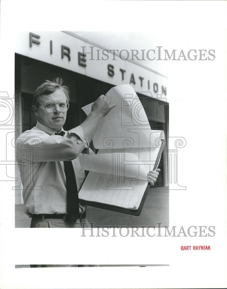 1988 Press Photo Arson investigator Bob McBride with fire log clipboard - Historic Images
