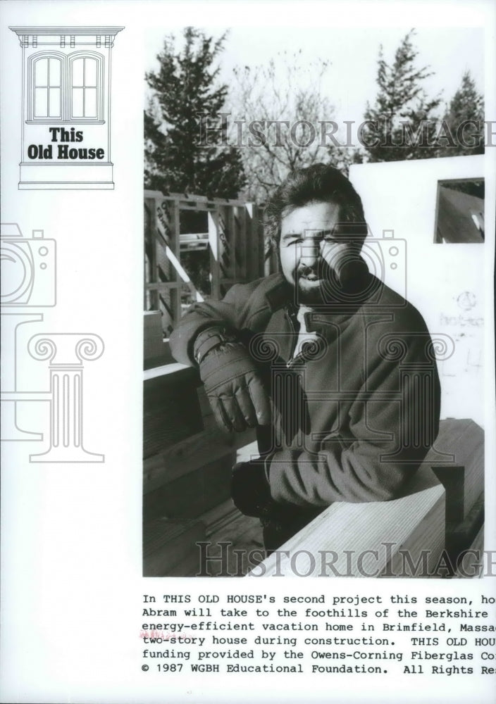 1987 Press Photo Bob Vila in house under construction "This Old House
