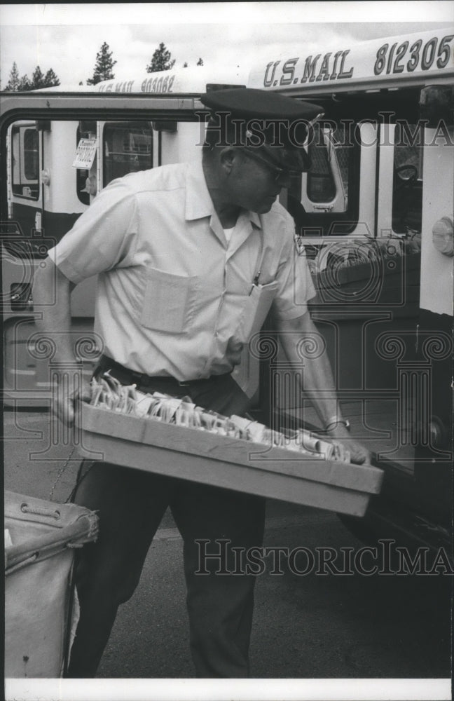 1975 Press Photo Mailman loads mail into his Jeep for delivery - Historic Images