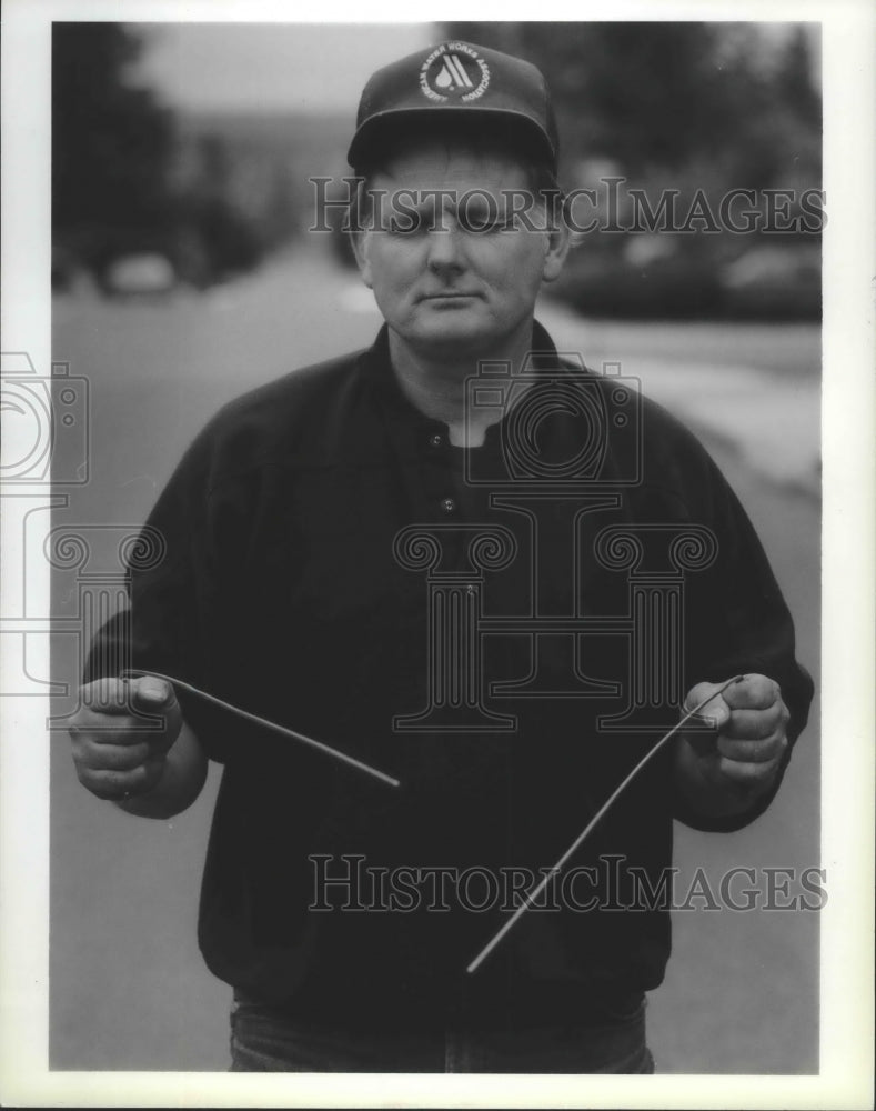 1991 Press Photo City water mail locator Phil Soran tries witching - Historic Images