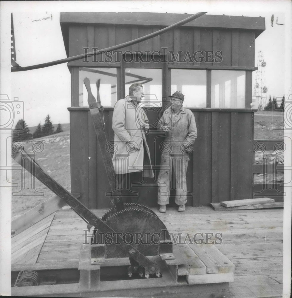 1956 Press Photo Joy Williams and A.E. Mettler at top Mt. Spokane's chair lift - Historic Images