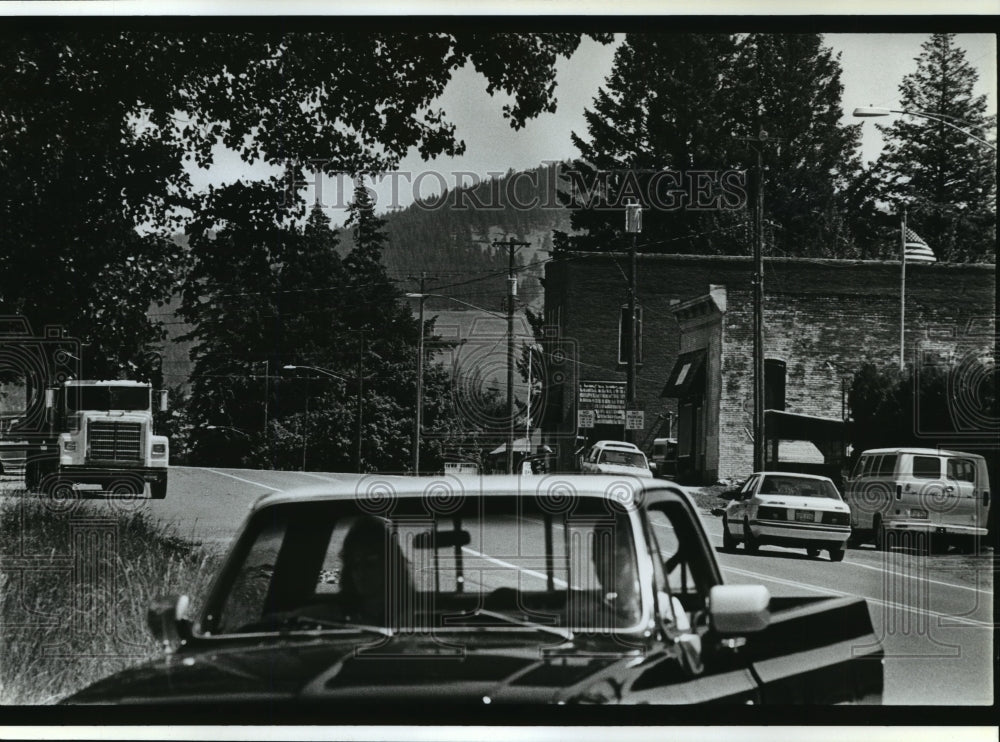 1993 Press Photo Cars and trucks pass thru downtown Latah, Washington