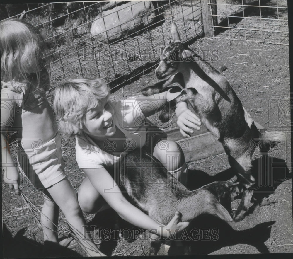 1978 Press Photo Ronda Tweedy and Cathy Harrison with baby goat at zoo-Historic Images