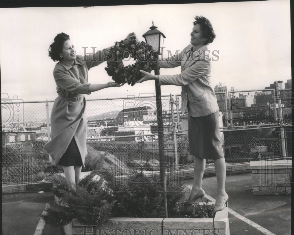 1963 Press Photo Mrs. William Potter & Mrs. Lee Barton deck a lamp-post-Historic Images