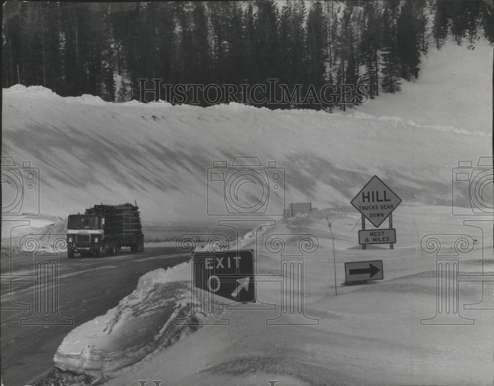 1974 Press Photo Truck on Lookout Pass covered in Snow, Exit 0 in Winter Scene - Historic Images