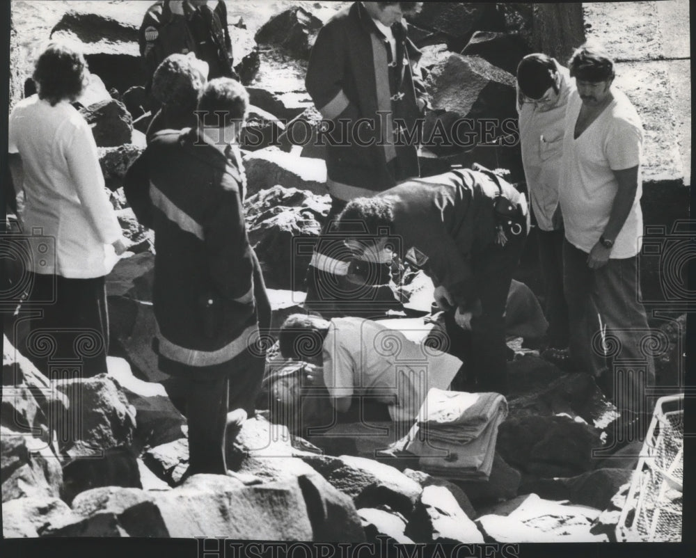 1980 Kathleen Evelyn Leonard and Paramedics after River Bridge Jump-Historic Images