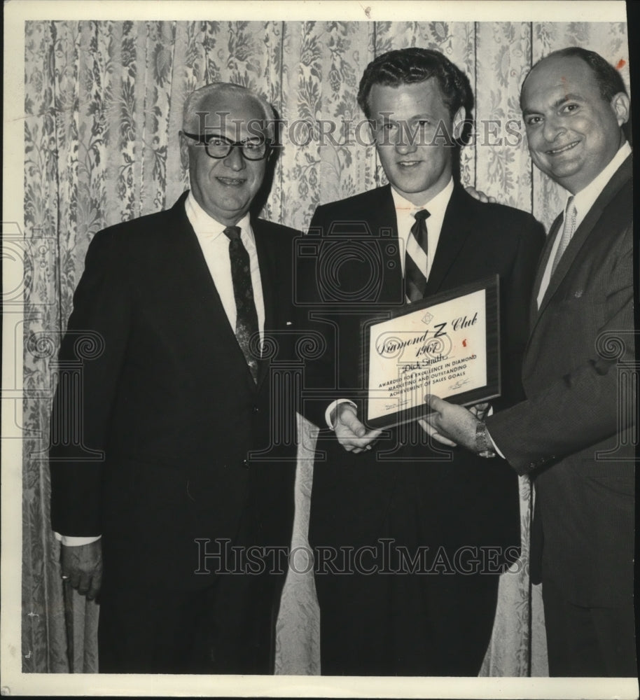 1967 Press Photo Zales Manager Dick Smith gets the company&#39;s top &quot;Diamond&quot; award - Historic Images