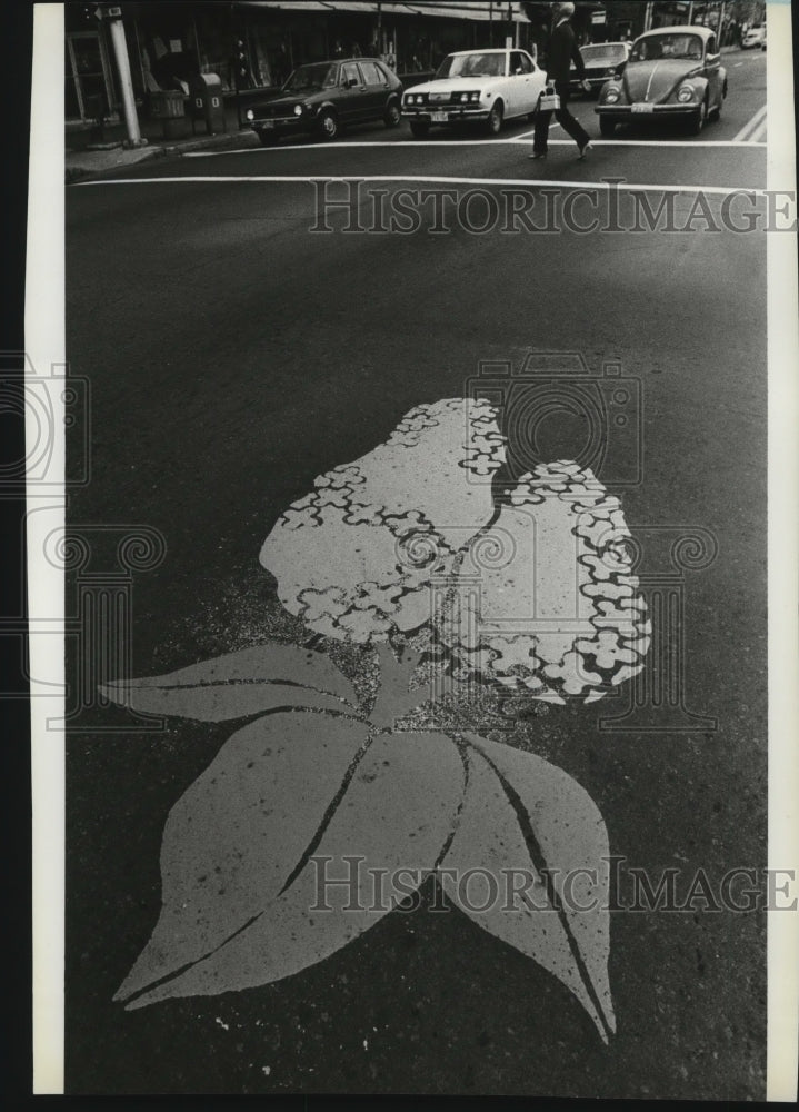 1983 Press Photo A flower painting on the street in Spokane, Washington - Historic Images