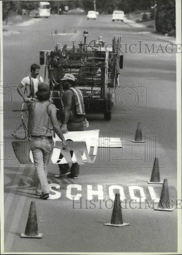1985 Press Photo A paint crew finished up inscriptions on a street in Spokane - Historic Images