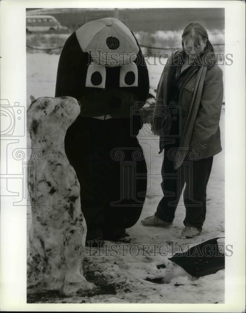 1990 Press Photo Marily Ornlor With Homer Gopher Waiting for Groundhog to emerge - Historic Images