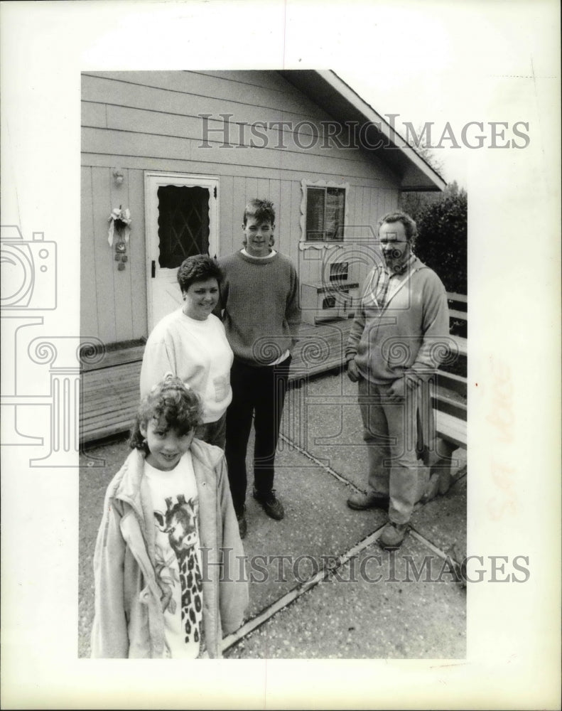 1989 Press Photo Larry Wasley with Wife and Children at Rockford Home Washington - Historic Images