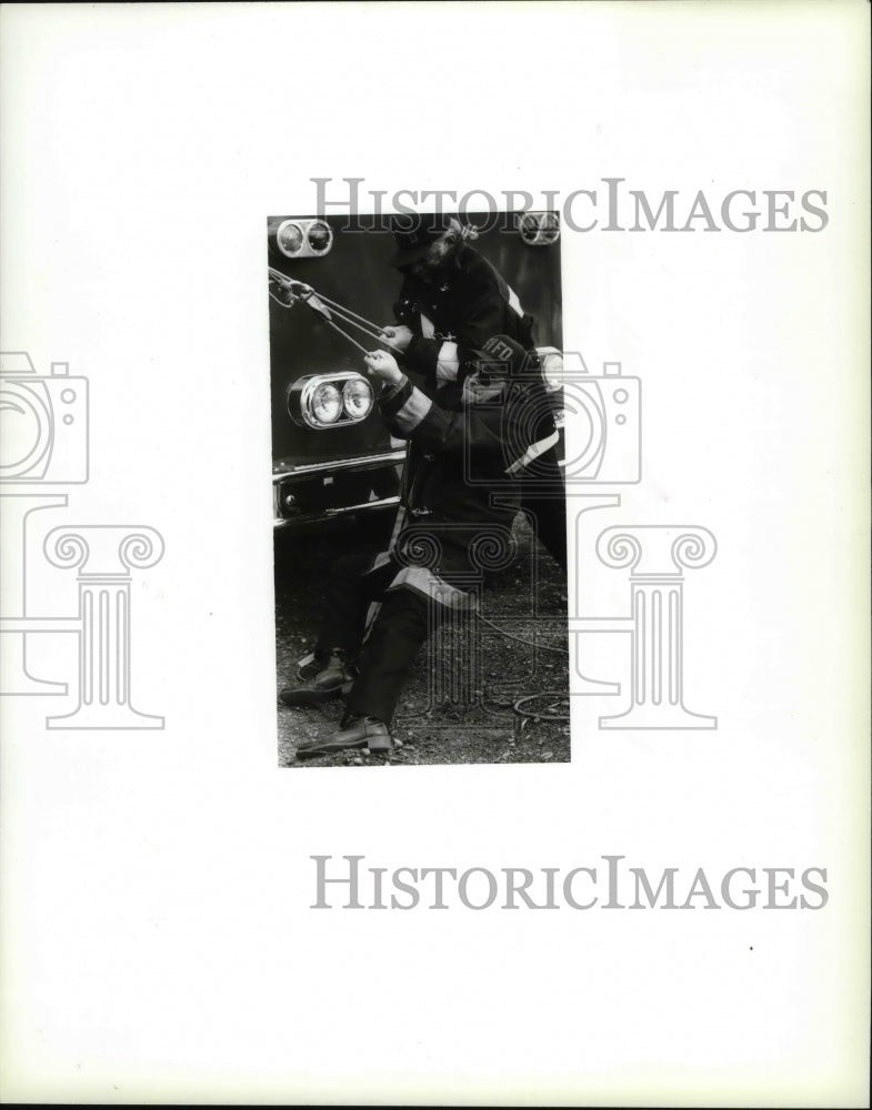 1988 Press Photo Firefighters Wayne Cumpton and Jim Cook keep the Highline safe - Historic Images