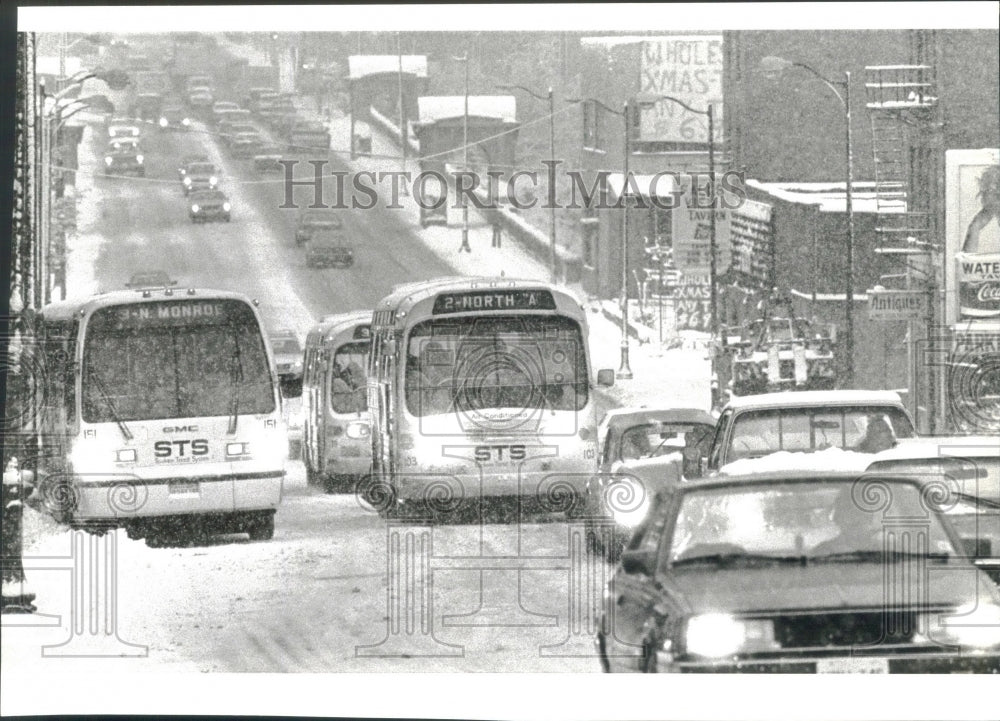 1982 Press Photo Snow slows traffic on Monroe St. during winter - spb15701 - Historic Images