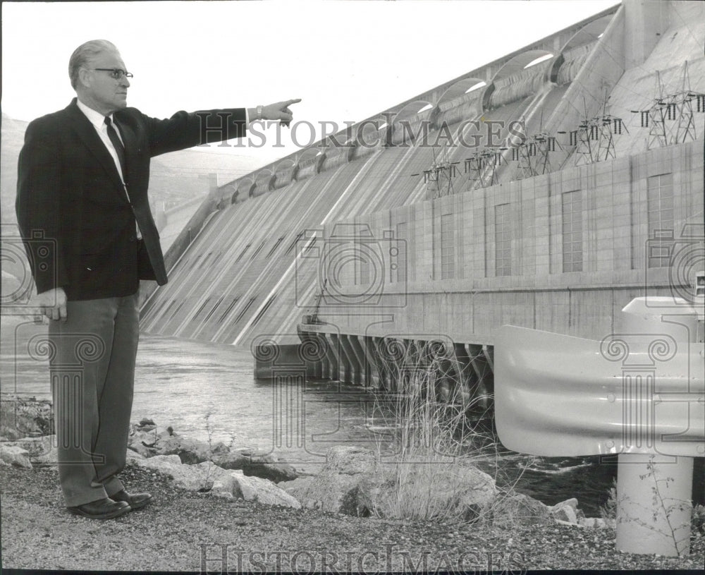 1967 Press Photo Raymond K. Seely points out features at Grand Coulee Dam - Historic Images