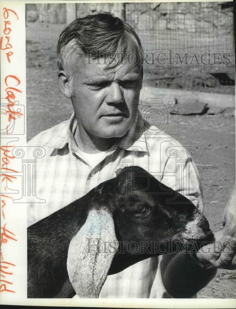 1985 Press Photo George Clark feeds a goat at Walk in the Wild, Spokane - Historic Images