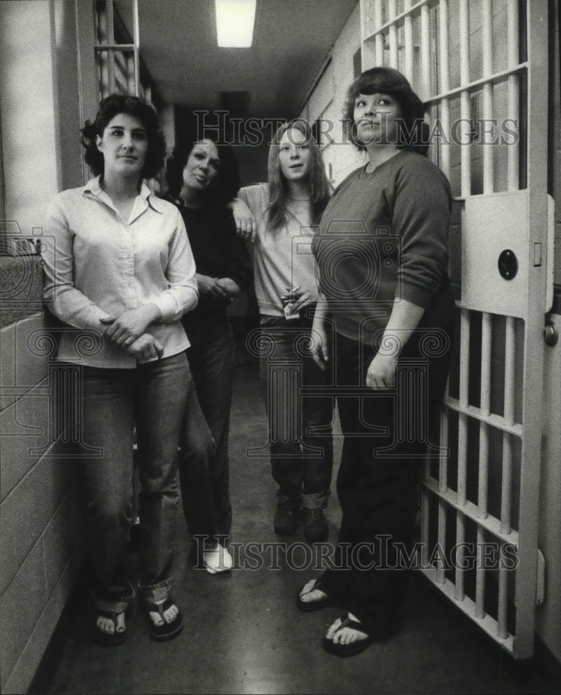 1983 Press Photo Spokane City Jail with Group of Women in Open Jail Hallway - Historic Images