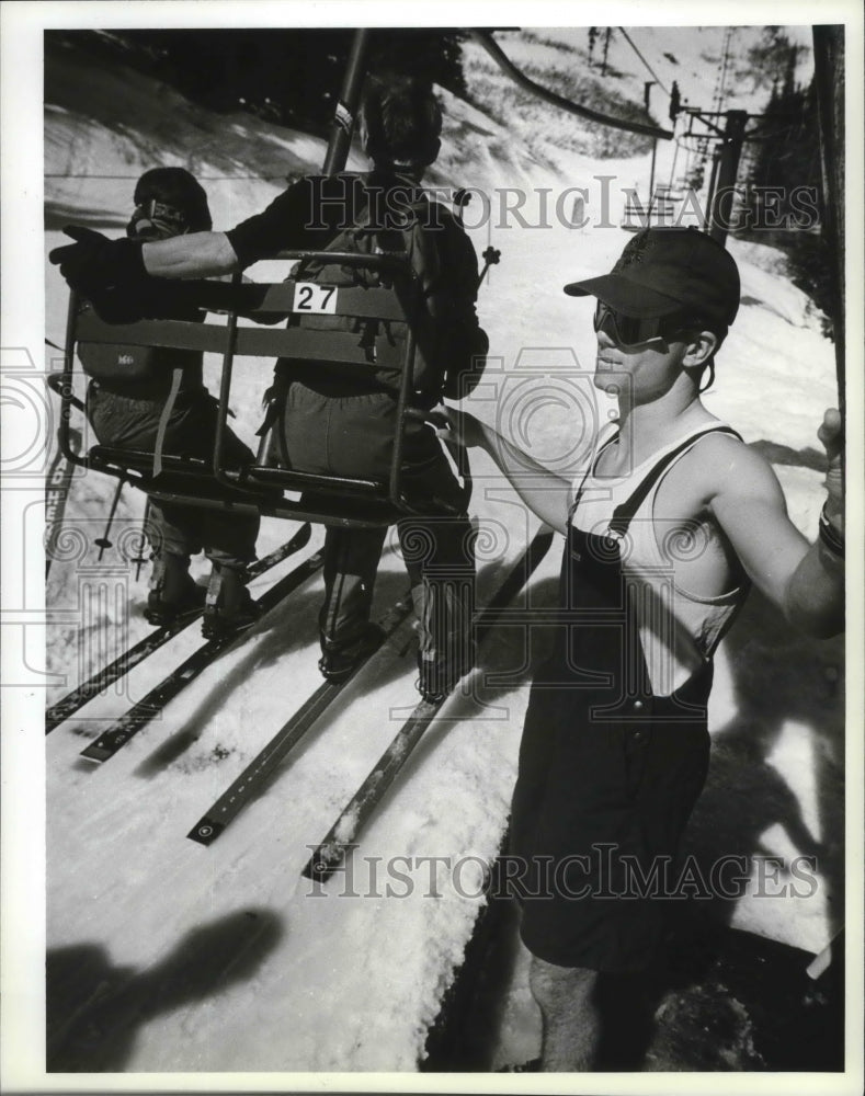 1994 Press Photo Tim Dubbels helps Skiers onto Chairlift at Mount Spokane - Historic Images