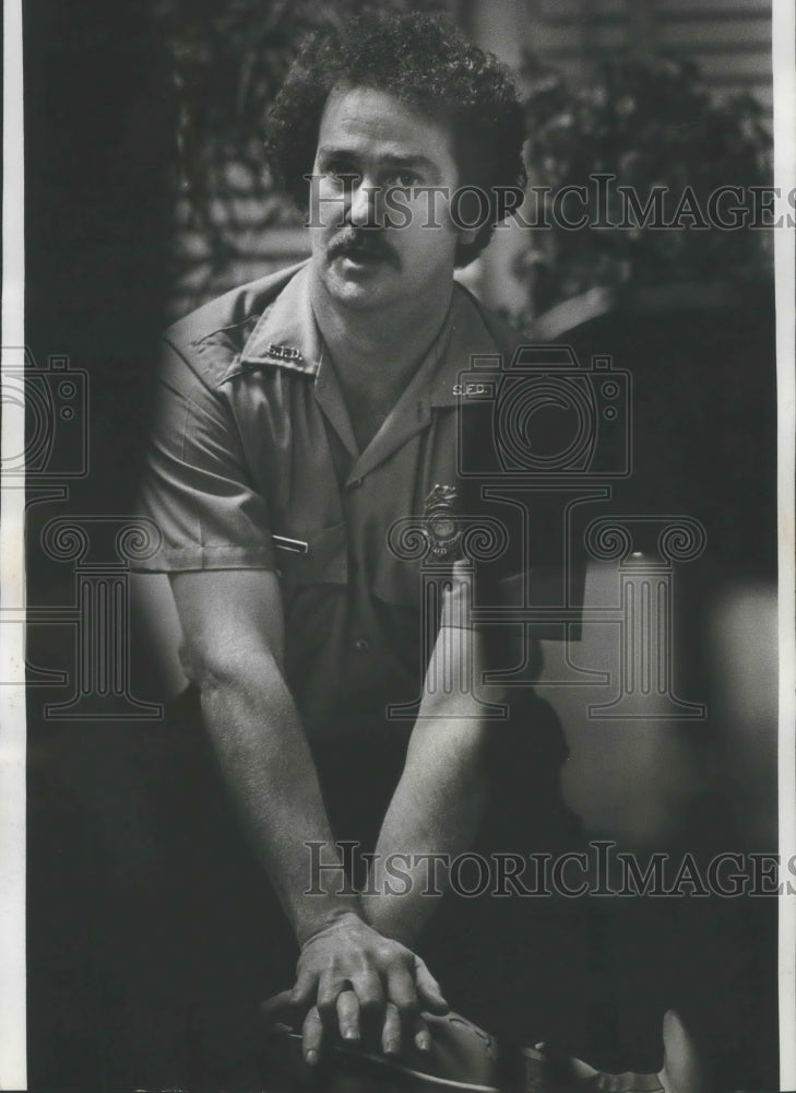 1980 Press Photo Fireman Frank Thornhill demonstrates chest compression - Historic Images