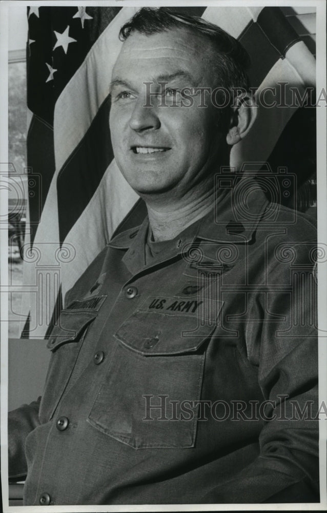 1976 Press Photo Police Spot Detective Paul D. Warrington - Historic Images