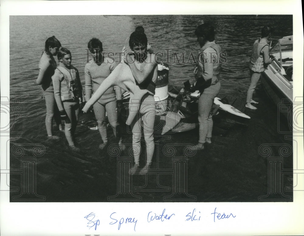 1988 Press Photo Members of the Spray Water Ski Team prepare at Newman Lake Dock - Historic Images