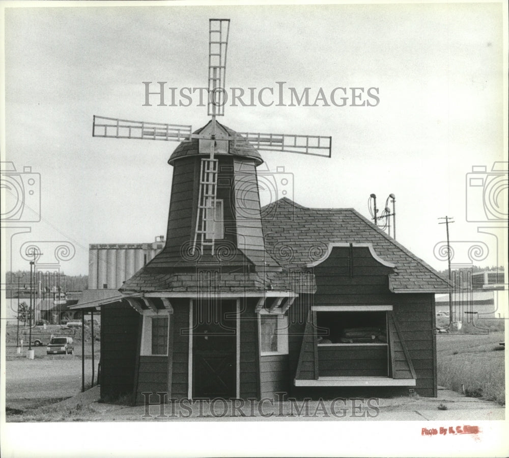 1990 Press Photo The little red windmill once housed the Lucky Penny Tavern - Historic Images