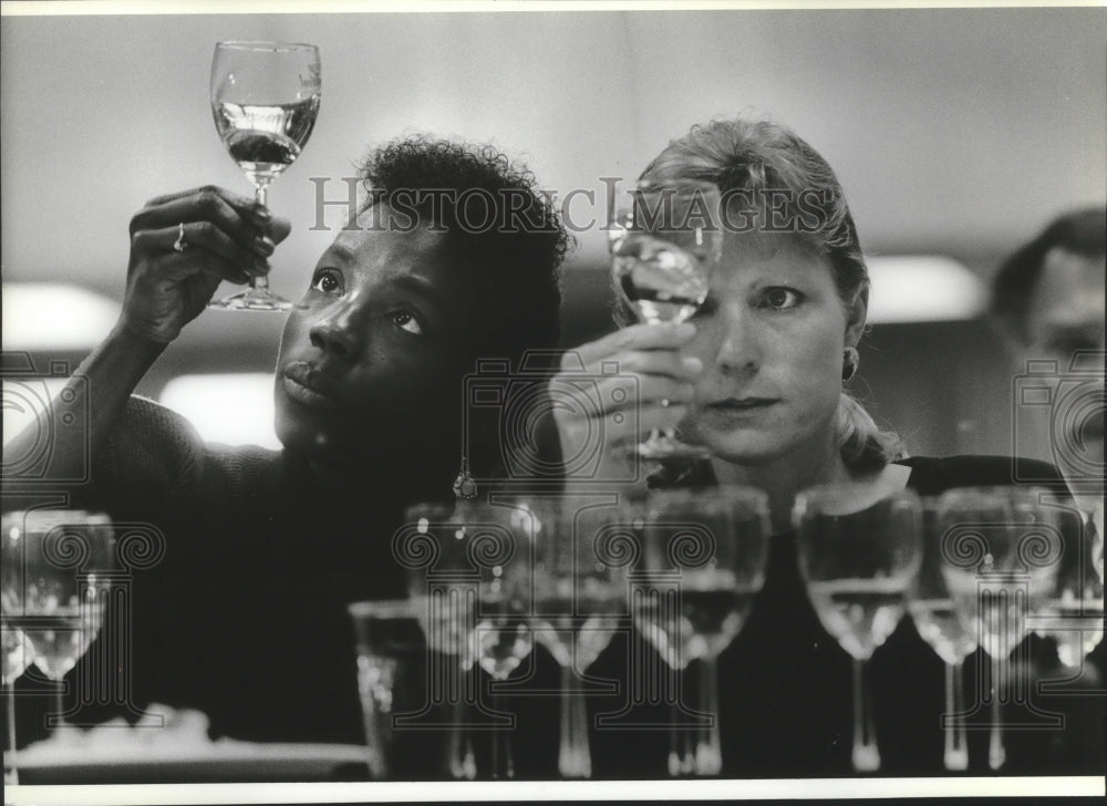 1989 Press Photo Joyce Stedman and Lynne Baum at wine tasting session