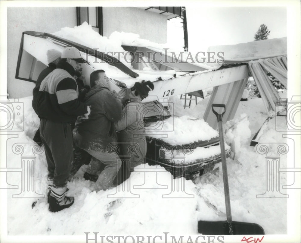 1993 Press Photo Ridge Apartment Employees lift Carport off Don Schaefer's Car - Historic Images
