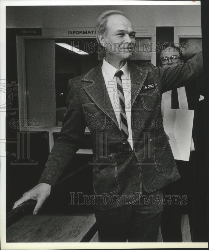 1985 Press Photo Washington state government official Richard Van Dyke ...