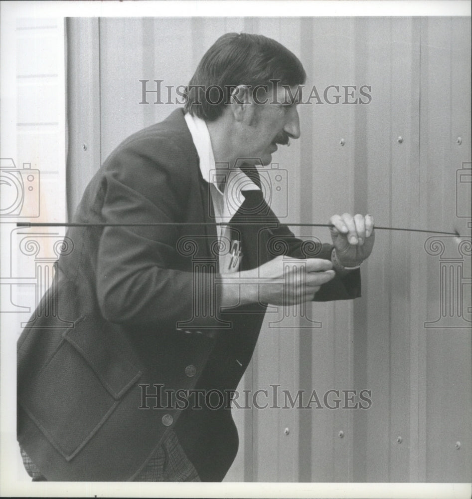 1980 Press Photo Jack Newmille, Police Detective, Examines scene - spb19790-Historic Images