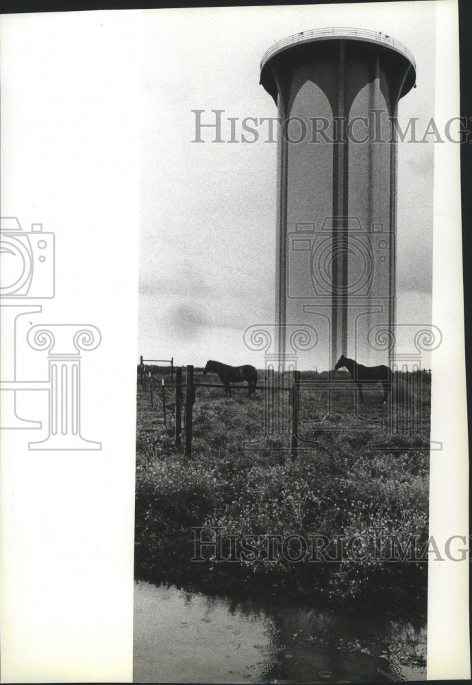 1983 Press Photo 5 mile water tower - spb19977 - Historic Images