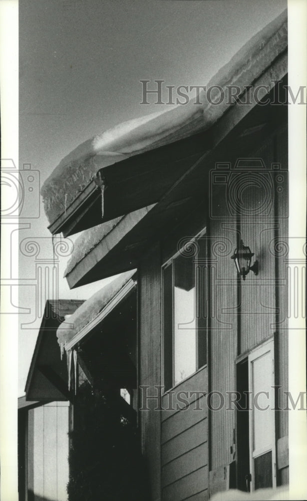 1985 Press Photo Winter Scene snow packed roof - spb20029 - Historic Images