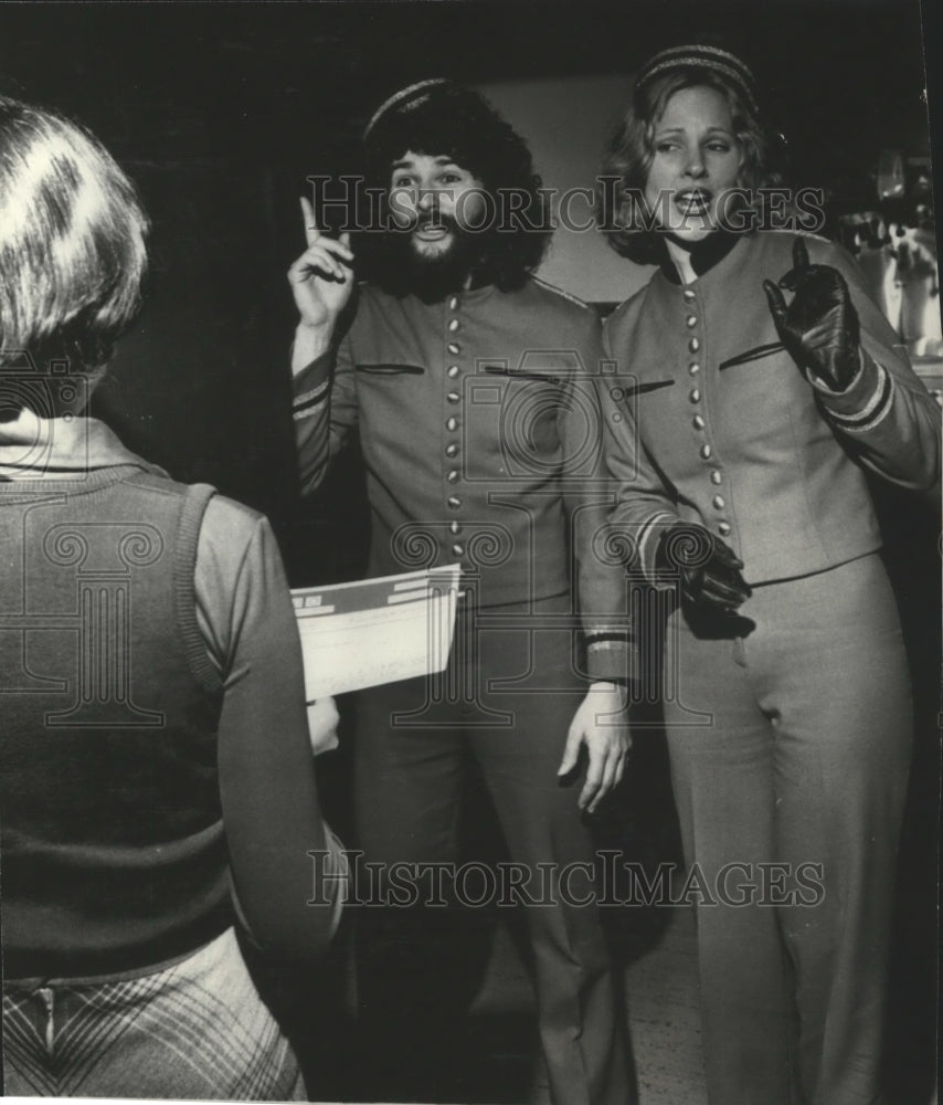 1976 Press Photo Joshua Leeds and Myrica Taylor sing for Western Onion- Historic Images