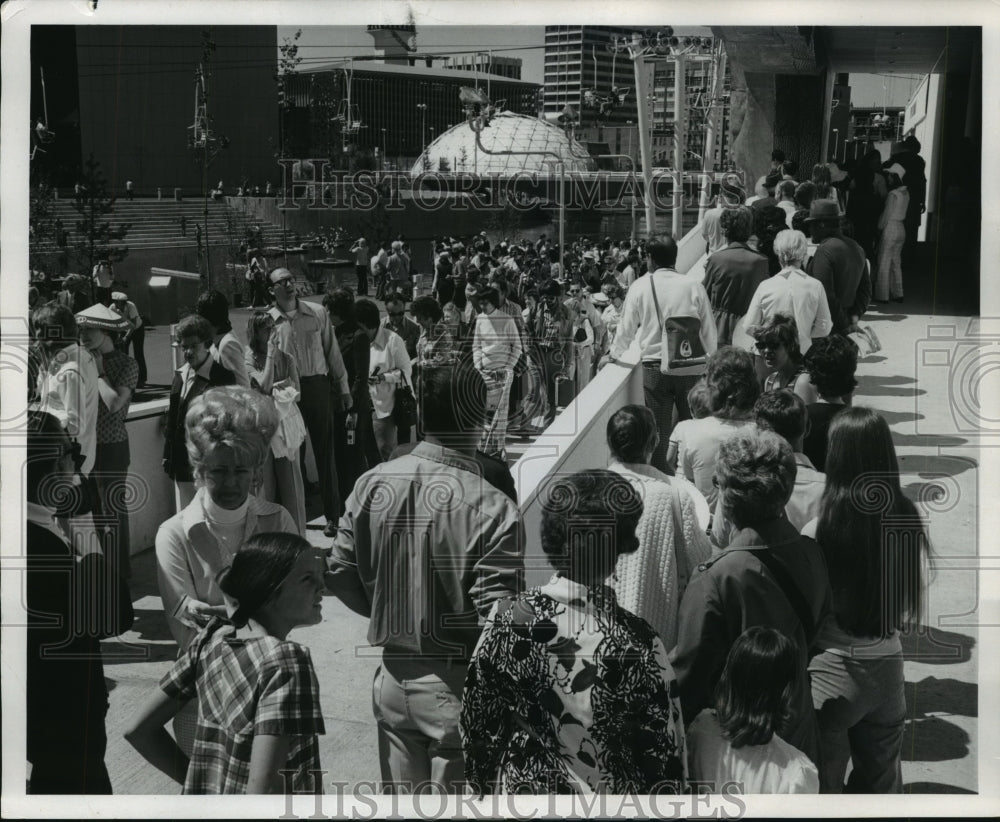 1979 Press Photo People waiting in line for large Soviet Pavilion at Expo &#39;74 - Historic Images