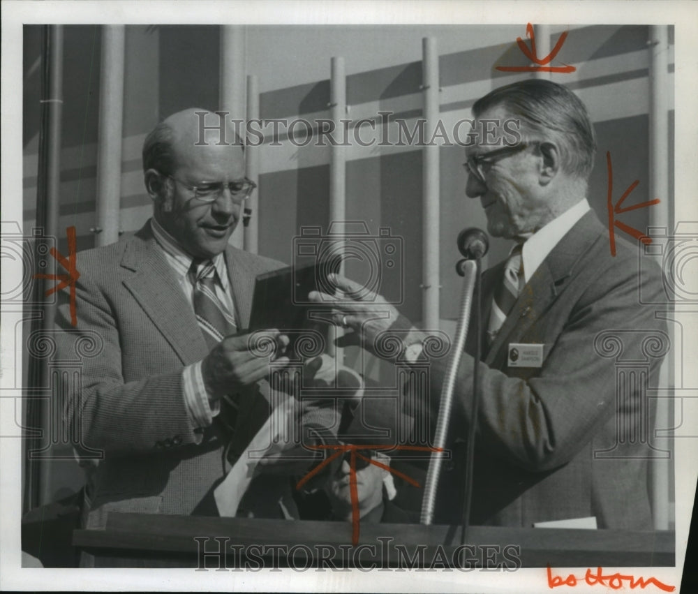 1974 Press Photo Jack Hoffman receives plaque from Sampson at Expo Mon.-Historic Images