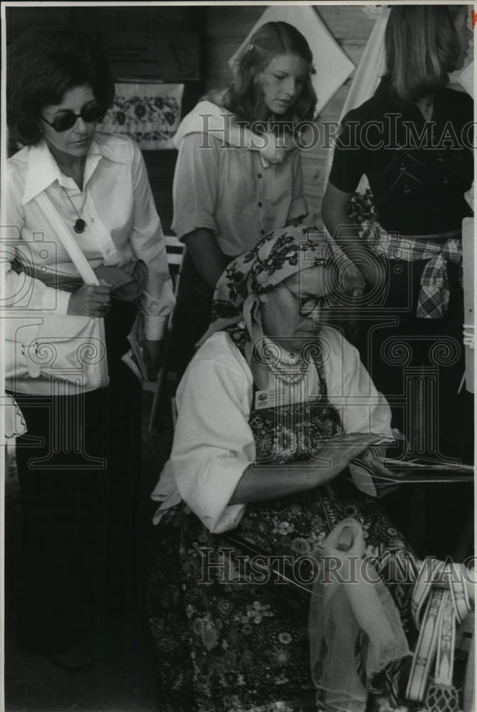 1974 Press Photo Feddora Seledkova, Woodburn, Oregon, weaves cloth at Expo '74 - Historic Images
