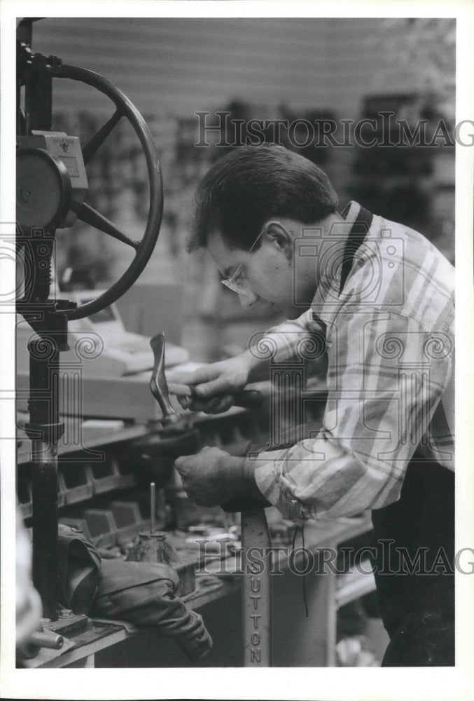 1990 Press Photo Cobbler Dave Ressa works on a shoe in his shop spb2