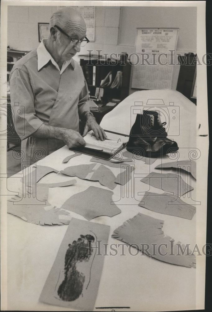 1977 Press Photo Cobbler Bruno Albrecht working on orthopedic shoes - spb21861 - Historic Images