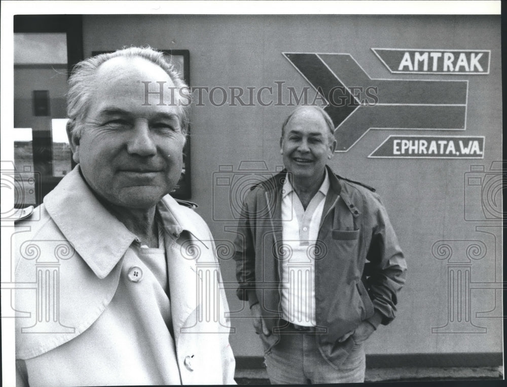 1983 Press Photo Mayor Les Parr and attorney Jim Neal, of Ephrata, Was