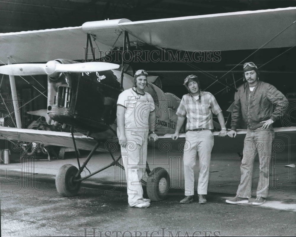 1976 Press Photo Pilot Mechanics ready vintage Tiger Moth aircraft for flight - Historic Images