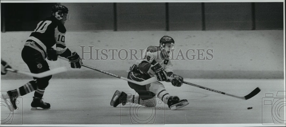 1988 Press Photo Spokane Hockey player Darcy Loewen keeps after the puck - Historic Images