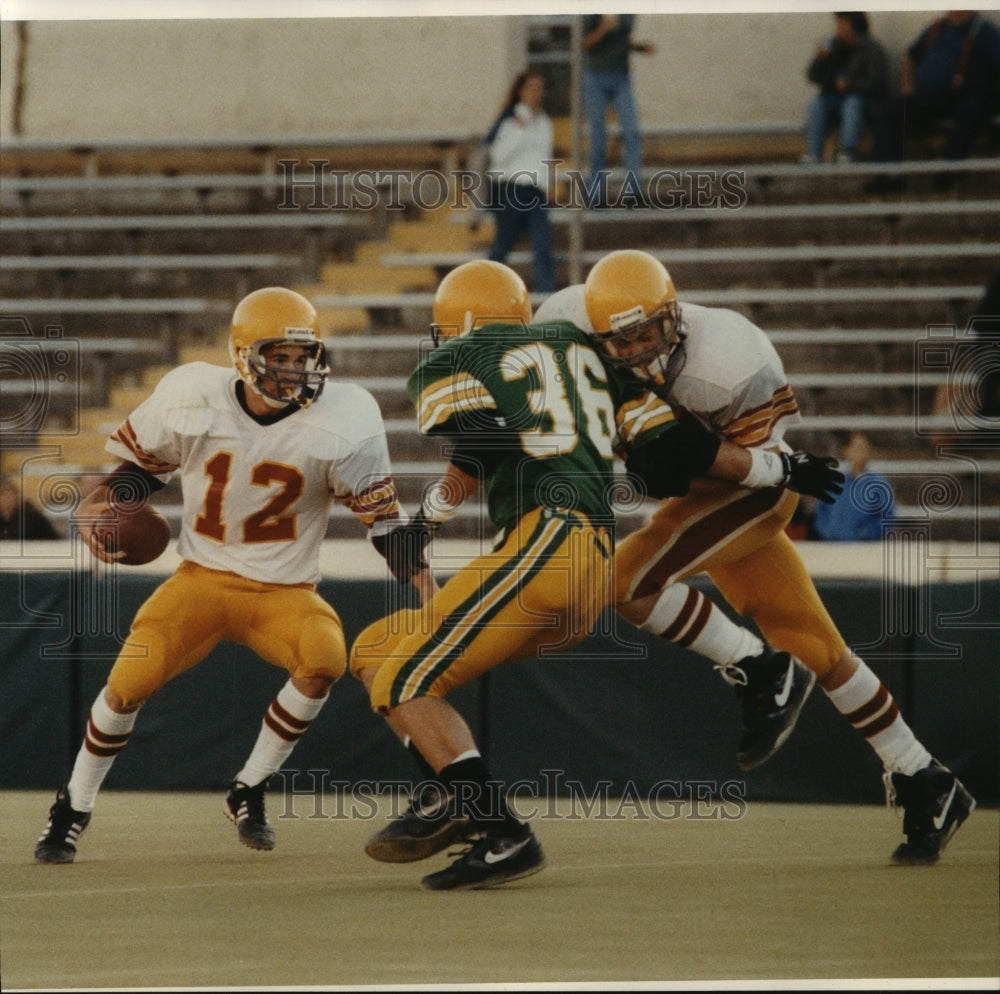 Press Photo University quarterback P.J. Dennis cuts behind a block attempt - Historic Images