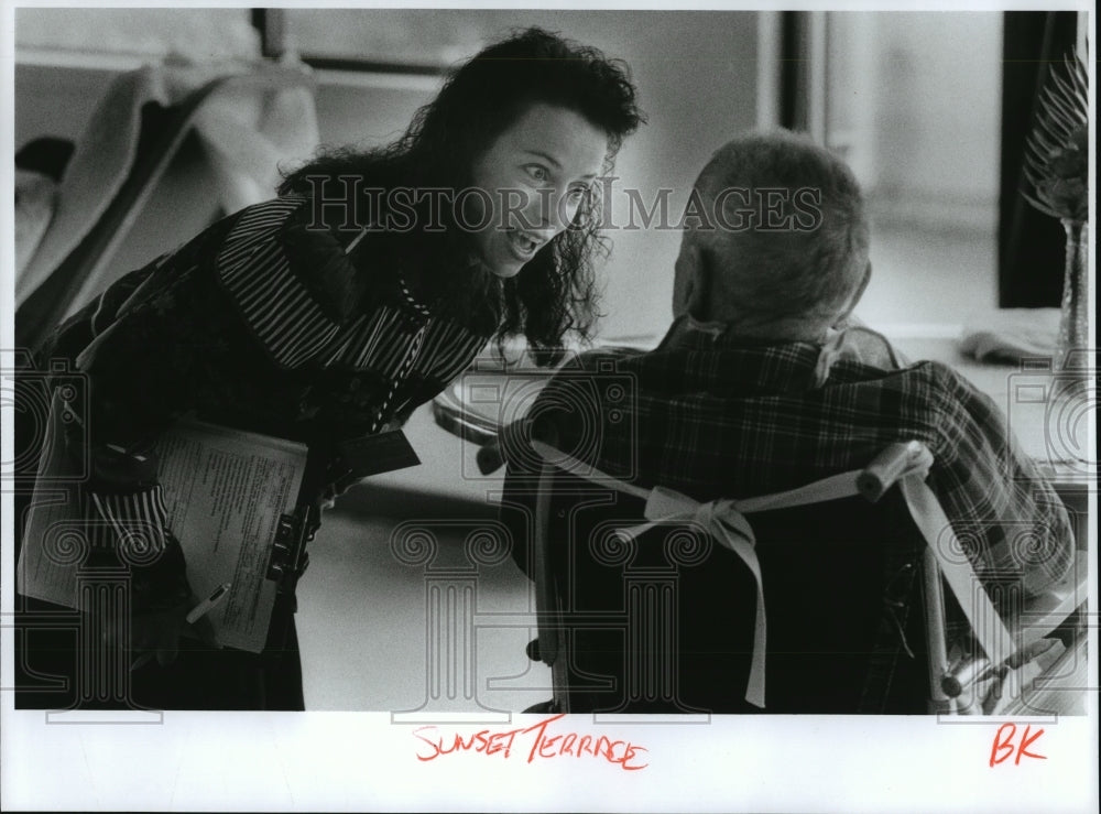 1992 Press Photo A Health &amp; Welfare Inspector with a resident at Sunset Terrace - Historic Images