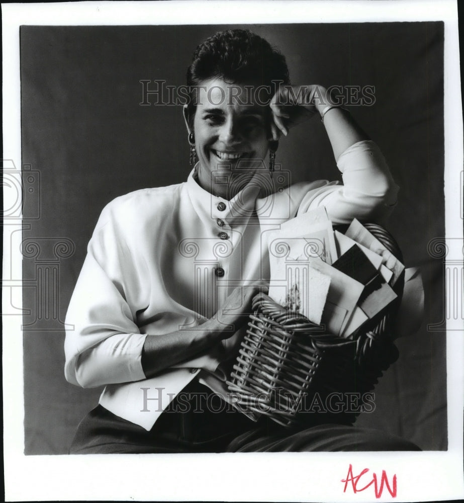 1993 Press Photo Breast Cancer survivor Toni Robideaux holds her get well cards - Historic Images